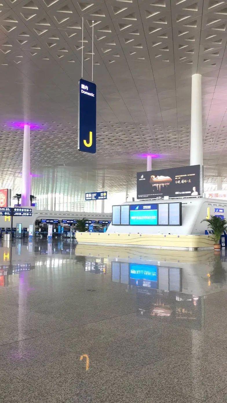 武汉天河机场:测温三次才可登机 乘客座位交叉安排丨毫不放松防反弹