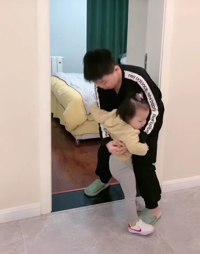 妹妹■遭到哥哥“无情”对待，妈妈当场笑翻妹妹赖在哥哥房间蹭床睡