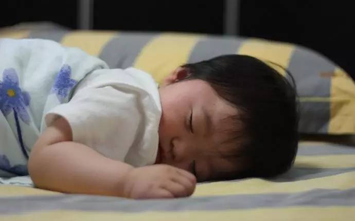 #宝宝#医生：家长要警惕宝宝睡觉喜欢趴着？“奇特”睡姿背后的原因