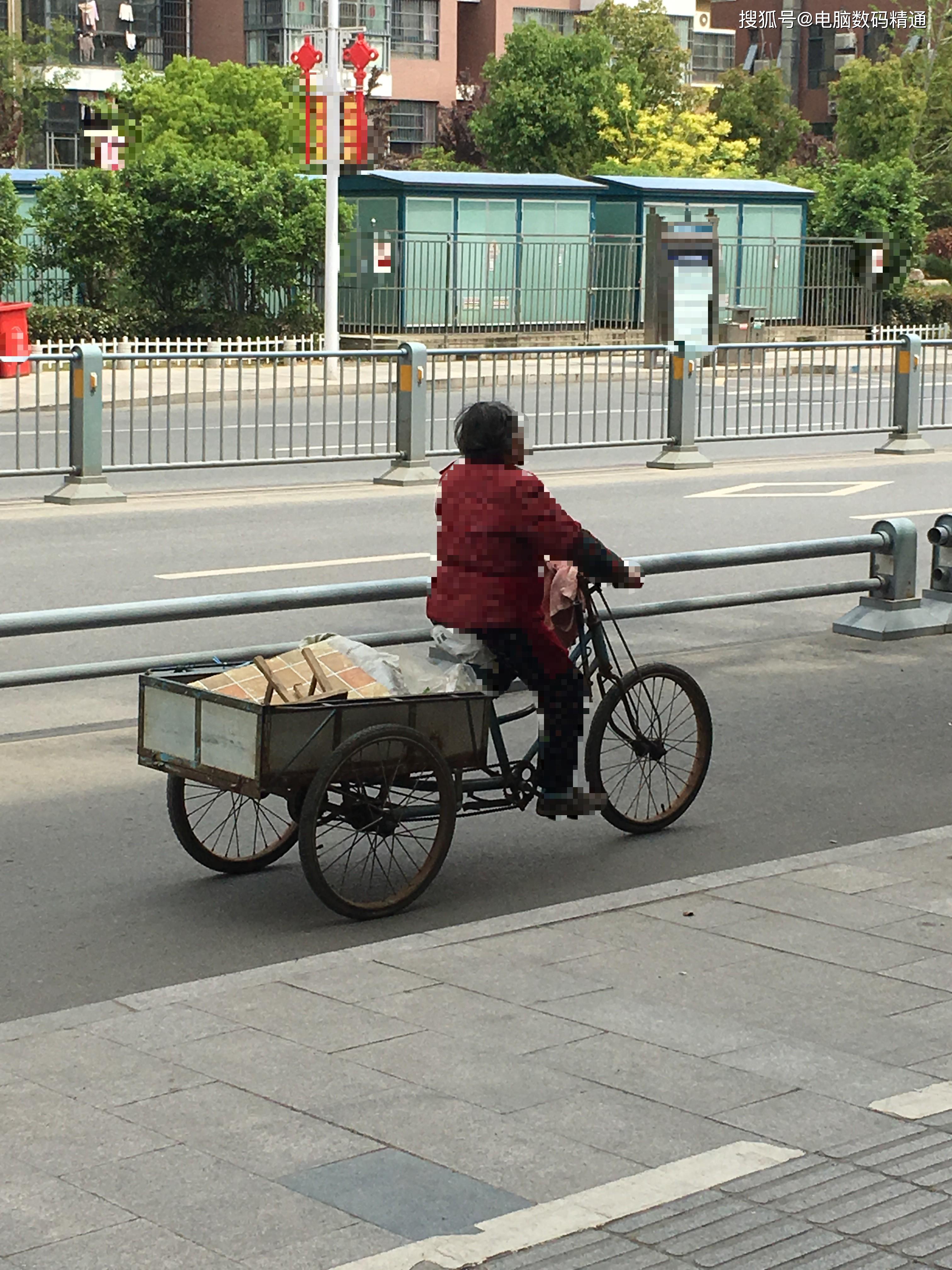 七八十岁老奶奶捡破烂捡到电脑店内话都说不明白还能怎样