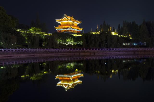 荆州古城:是位于湖北省荆州市的一座名胜古迹