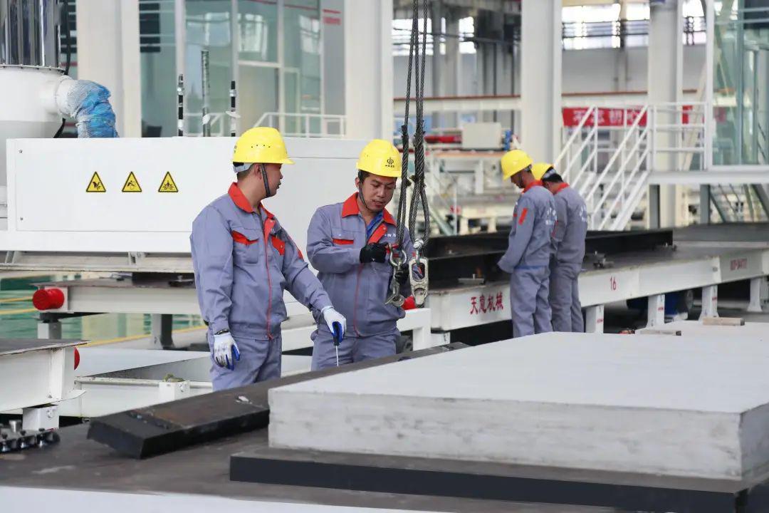 ManBetX(万博体育)|猩球崛起2|装配式建筑持续升温 五建集团PC工厂步伐