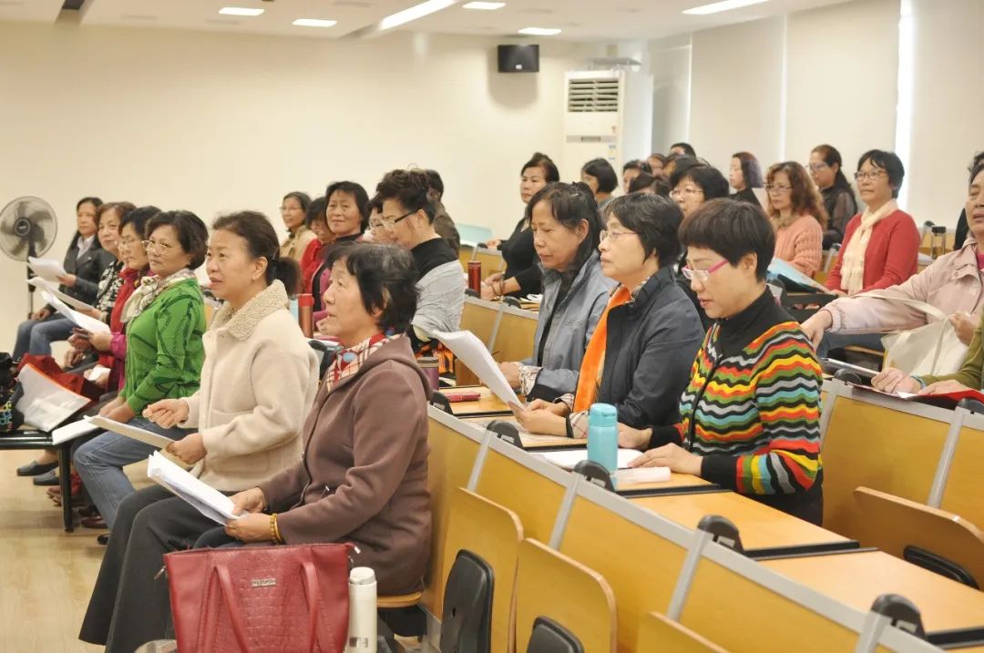 去年普陀区老年大学合唱室的日常,同学们正在认真上课