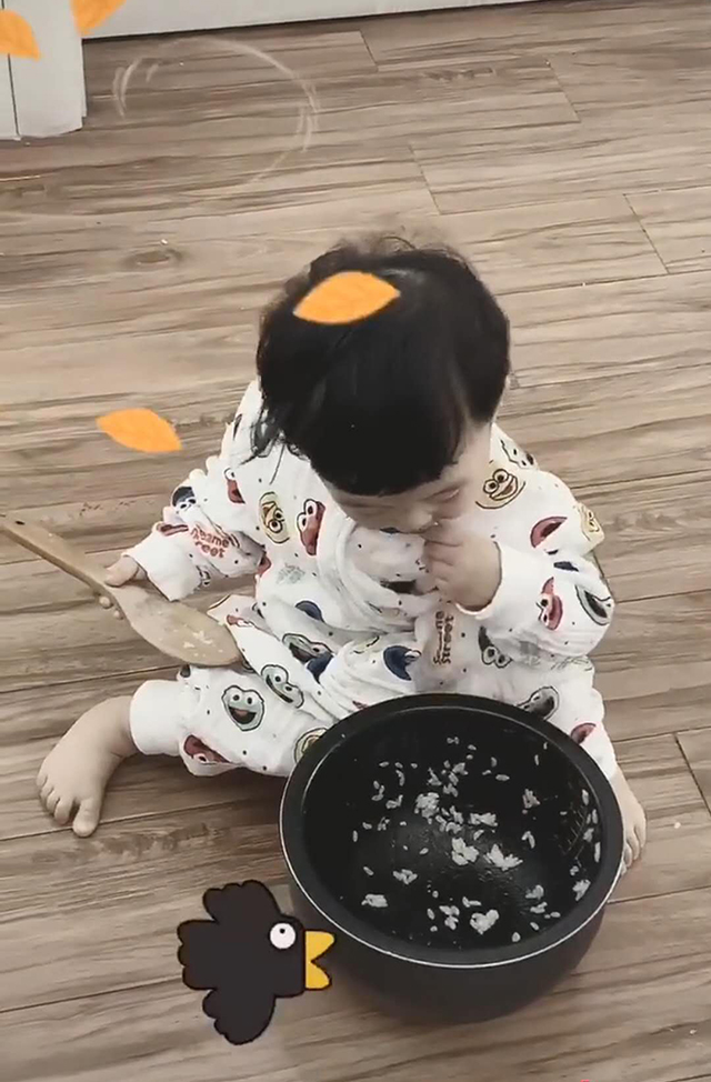 妹妹■导致妹妹“无饭可吃”，妈妈安慰：闺女别急，他快开学了哥哥饭量太大