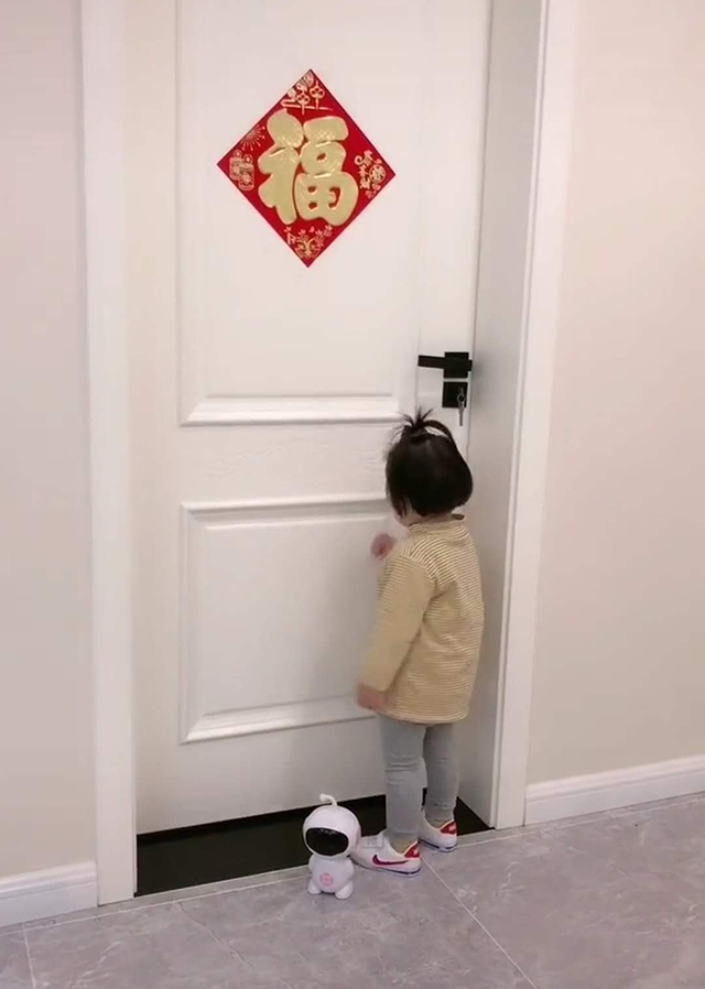 妹妹■遭到哥哥“无情”对待，妈妈当场笑翻妹妹赖在哥哥房间蹭床睡