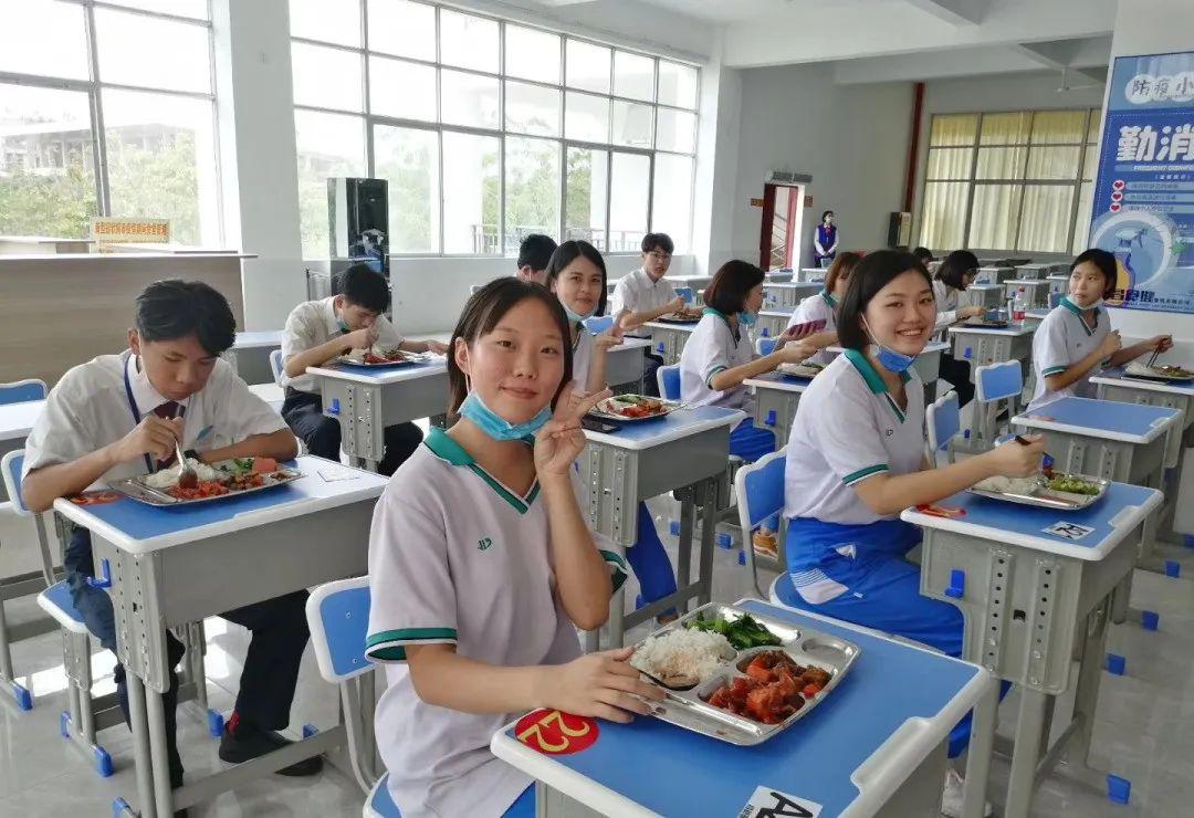 " 图片来源:海口旅游职业学校 饭前洗手, 排队领号,按号就坐 到了午饭