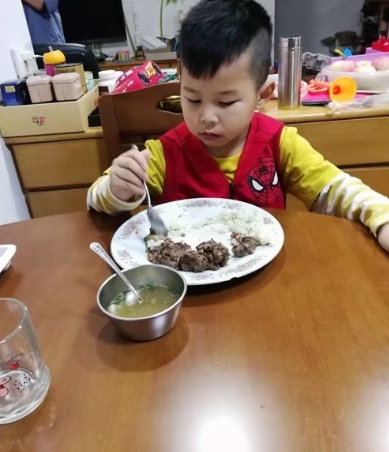 [劲敌]家长却常给娃吃，以后娃发育停滞！老中医：它是“发育劲敌”