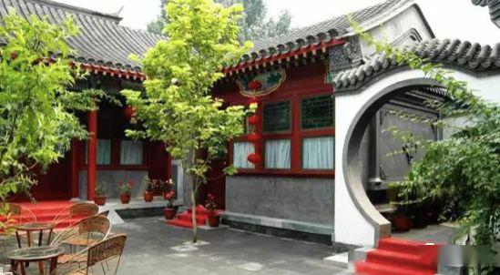 在中国,四合院是以正房,倒座房,东西厢房围绕中间庭院形成平面布局的