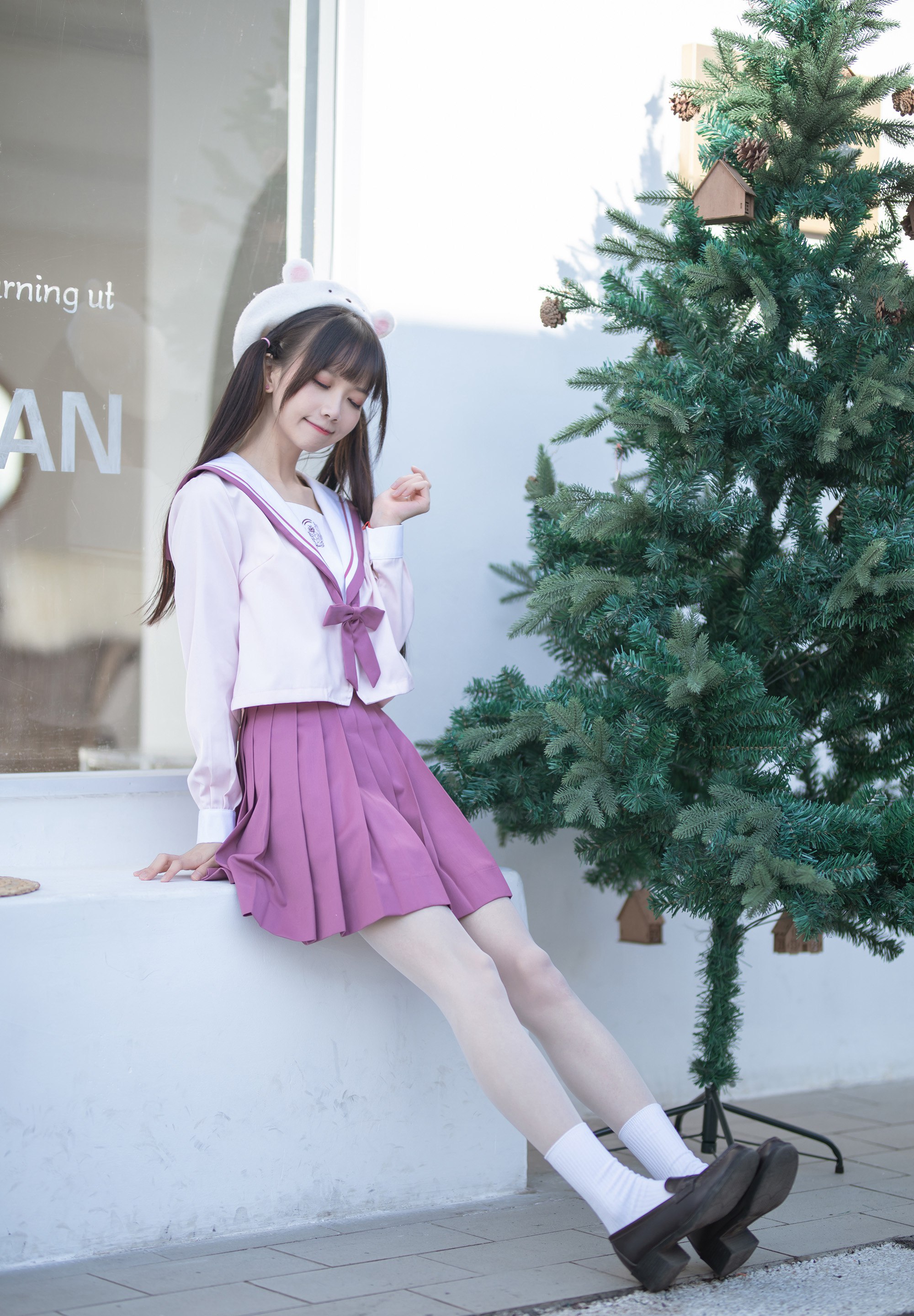 jk制服:院子里的jk少女