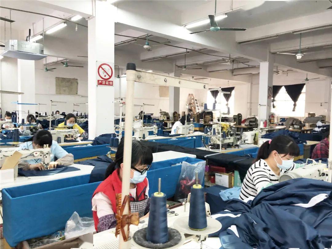 雅迪制衣公司服装生产车间