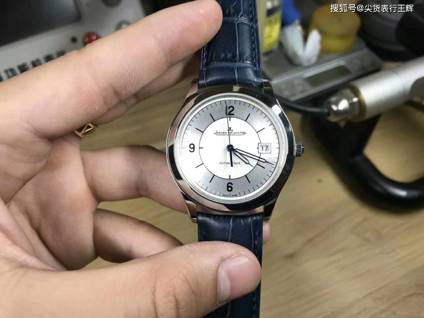 怎么选手表 e7ca0a7d6f484c329791df02c2c86e52.jpeg