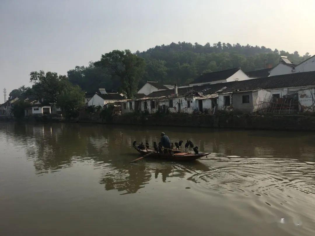 蜀山老街位于宜兴丁蜀镇,它沿蜀山西南山脚而建,俗称古南街.