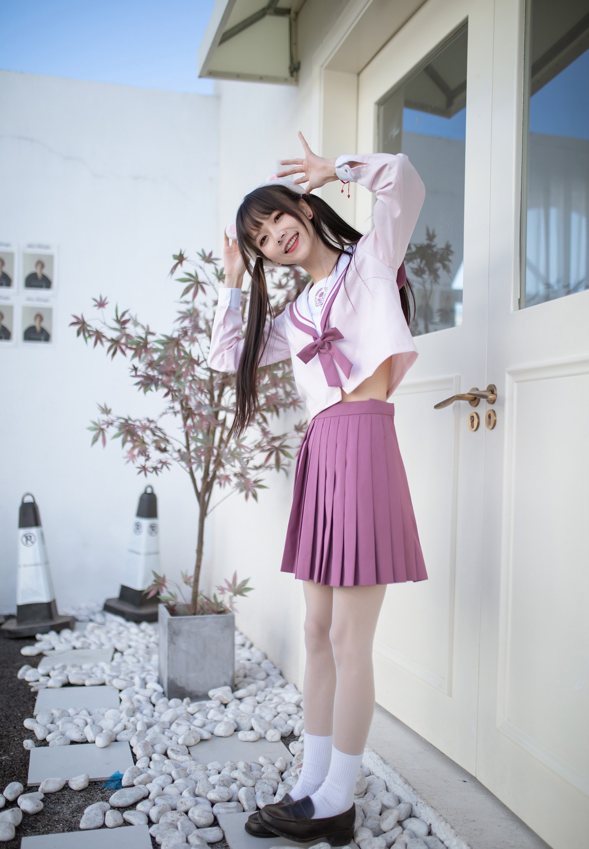 jk制服:院子里的jk少女