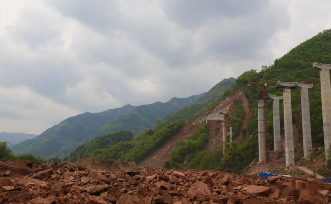 吴晓勇带队调研黑宝山旅游公路西线建设情况_万源市