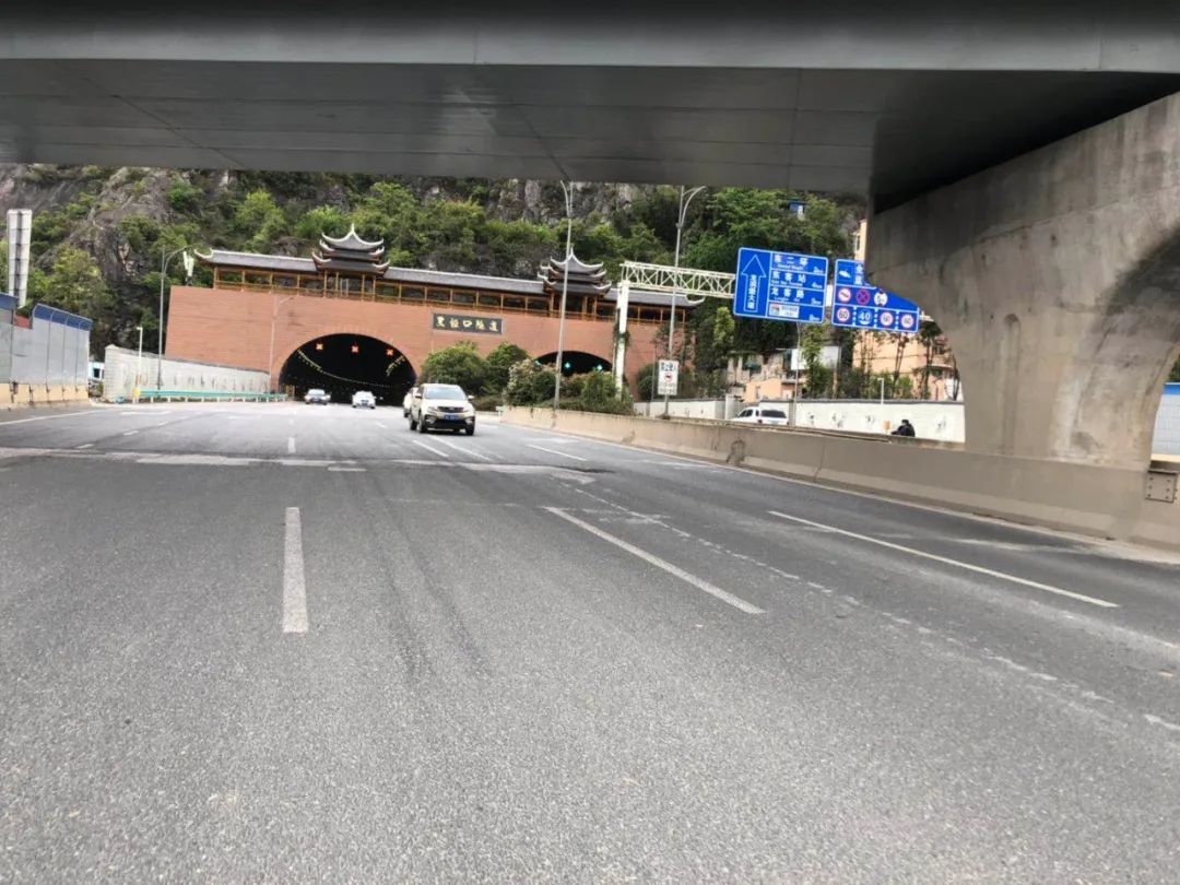 4月13日,热心市民李先生爆料,在中环路黑垭口隧道往南岳山隧道中间有