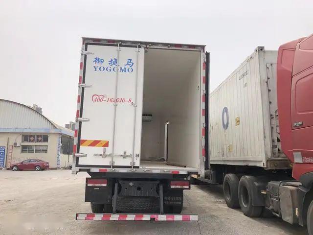 车尾底部上装有坚固耐用的硬质金属防护栏,适宜的高度设计起到更加