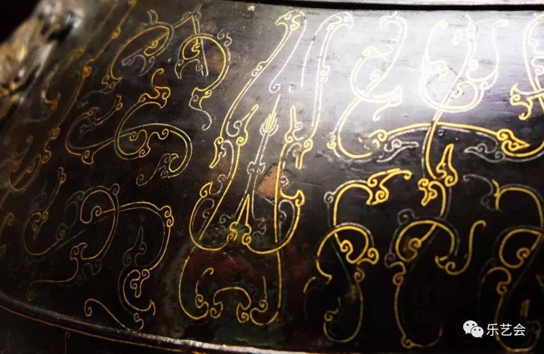 展时状态 安奇鲁拍摄 错金银鸟篆纹壶 装饰有复杂的鸟篆文和图案花纹