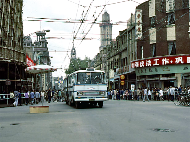 老上海的记忆:1983年拍摄的上海老照片_东路
