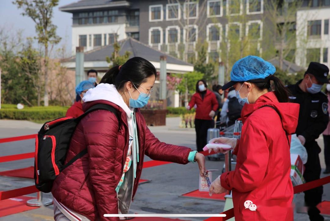 「高中」老师帮运行李……大量美图视频直击开学现场！【汇动态】校长学生击肘