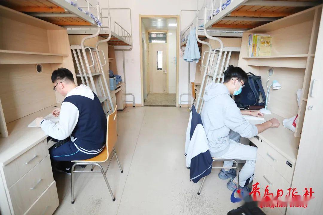 「高中」老师帮运行李……大量美图视频直击开学现场！【汇动态】校长学生击肘