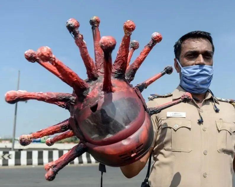 花式防疫来袭！忍住别笑：印度警察COS成新冠病