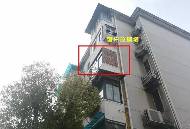 楼上阳台玻璃用砖砌成墙,这也行?物业:住一栋楼,互相体谅下!
