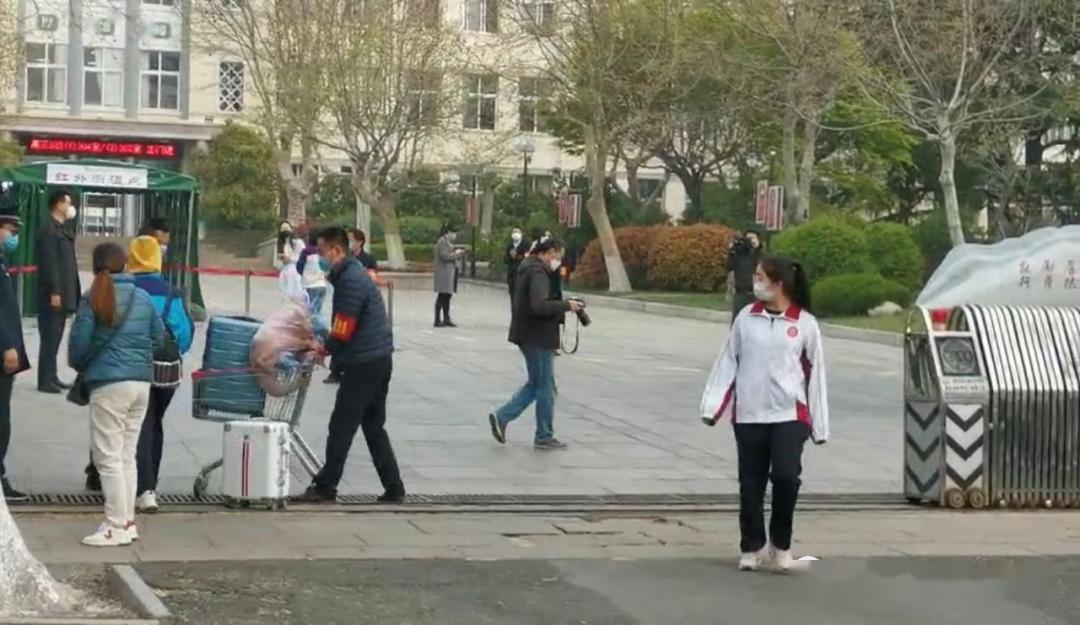 「高中」老师帮运行李……大量美图视频直击开学现场！【汇动态】校长学生击肘