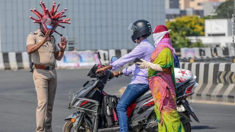 花式防疫来袭！忍住别笑：印度警察COS成新冠病