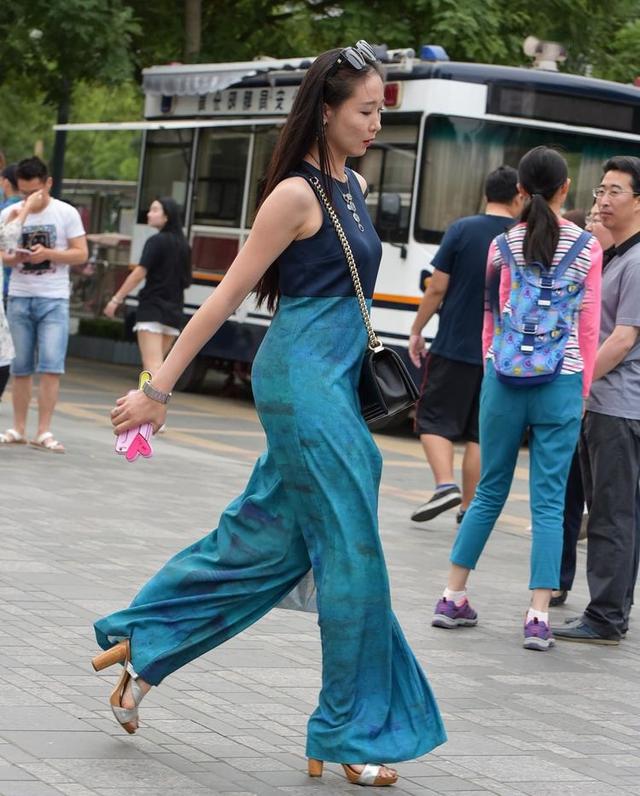 阔腿裤女神街拍,成熟辣妈也可以如此有街头范,自信且迷人