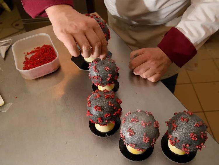 花式防疫来袭！忍住别笑：印度警察COS成新冠病