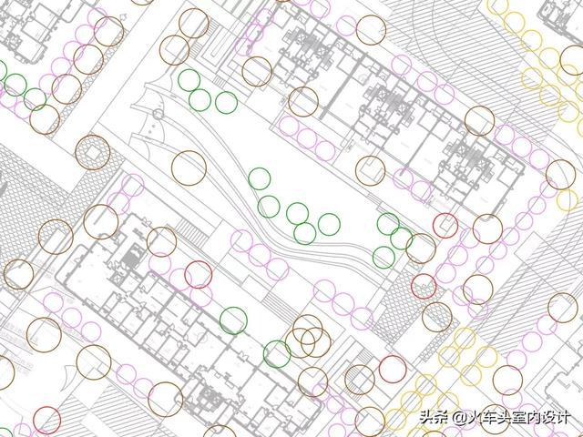 认为在靠近建筑的一侧种植中下层乔木,减少对底层住宅的影响和采光