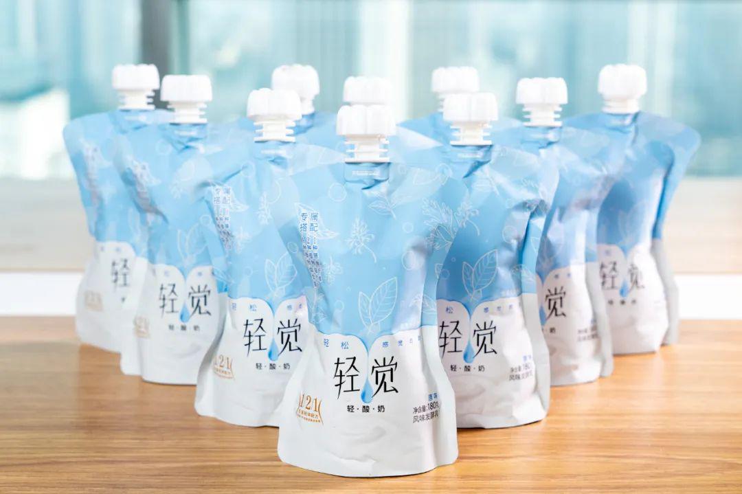 白领办公必备 朝九晚五的都市白领,包包里少不了放一袋轻觉酸奶,随时