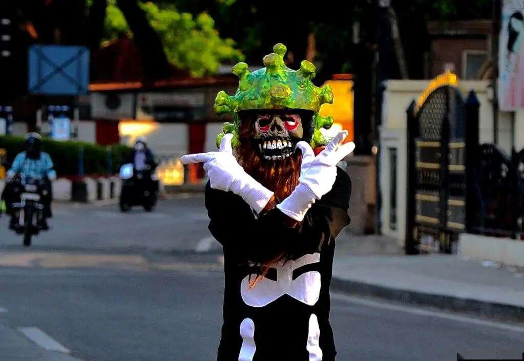 花式防疫来袭！忍住别笑：印度警察COS成新冠病