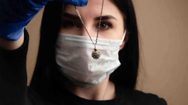 花式防疫来袭！忍住别笑：印度警察COS成新冠病