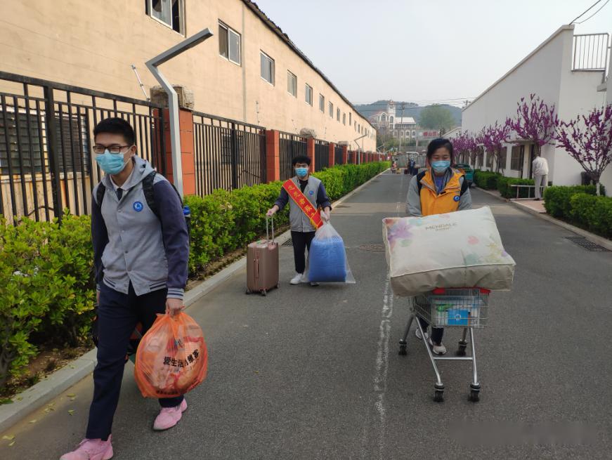 「高中」老师帮运行李……大量美图视频直击开学现场！【汇动态】校长学生击肘