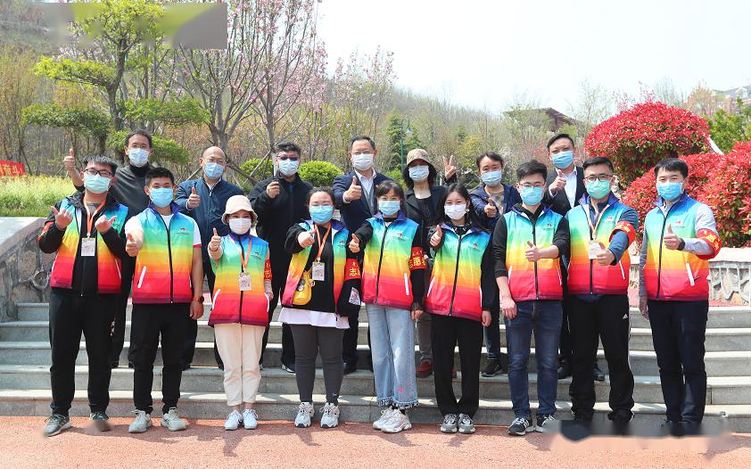 「高中」老师帮运行李……大量美图视频直击开学现场！【汇动态】校长学生击肘