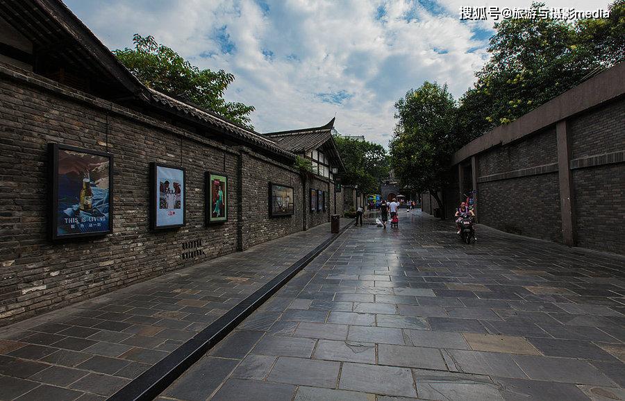 宽窄巷子位于四川省成都市青羊顺街附近,巷子确如其名是由宽巷子