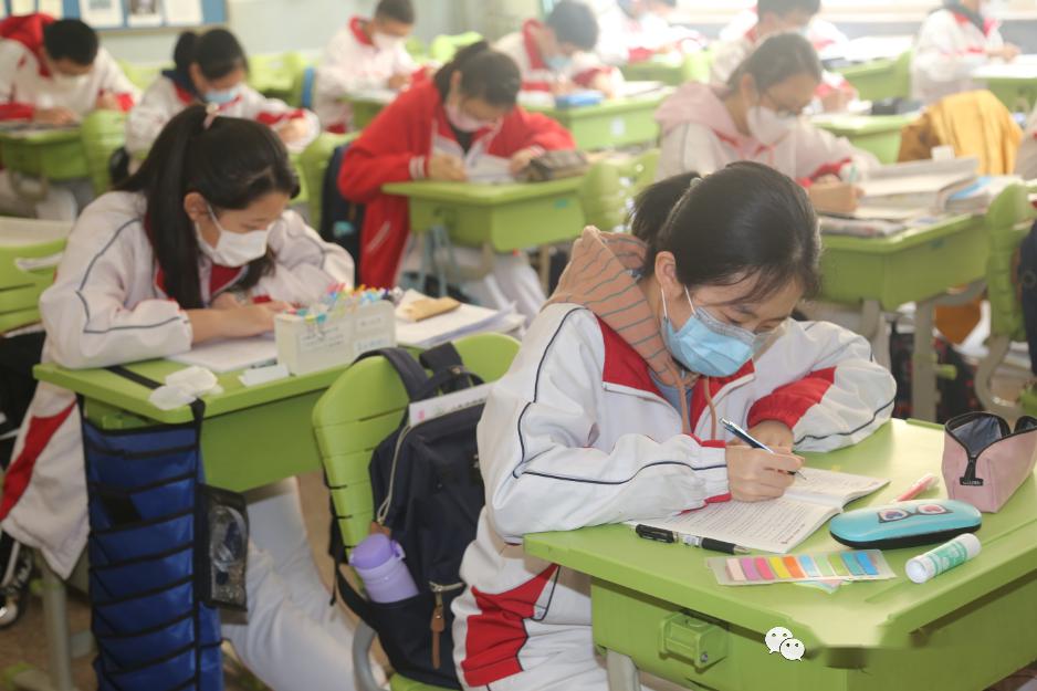 「高中」老师帮运行李……大量美图视频直击开学现场！【汇动态】校长学生击肘