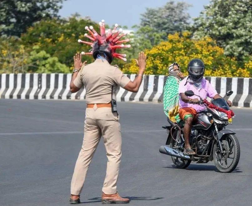 花式防疫来袭！忍住别笑：印度警察COS成新冠病