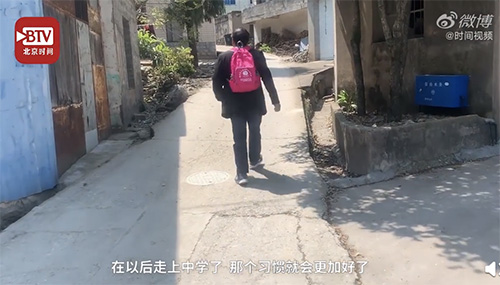 58岁乡村教师每日步行60里收发作业：给学生做个榜样