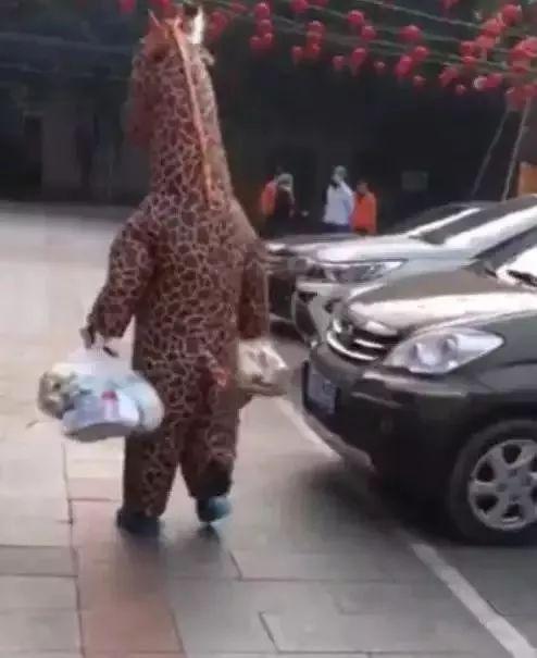 花式防疫来袭！忍住别笑：印度警察COS成新冠病