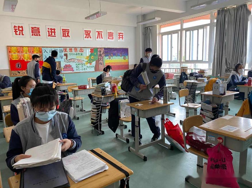 「高中」老师帮运行李……大量美图视频直击开学现场！【汇动态】校长学生击肘