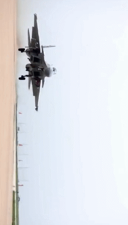 点击观看视频 舰载战斗机飞行员 是 精英中的精英 王牌中的王牌 尖刀