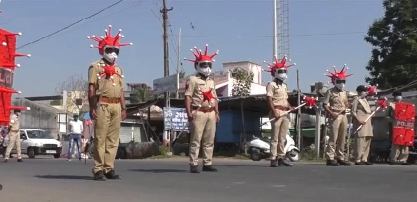 花式防疫来袭！忍住别笑：印度警察COS成新冠病