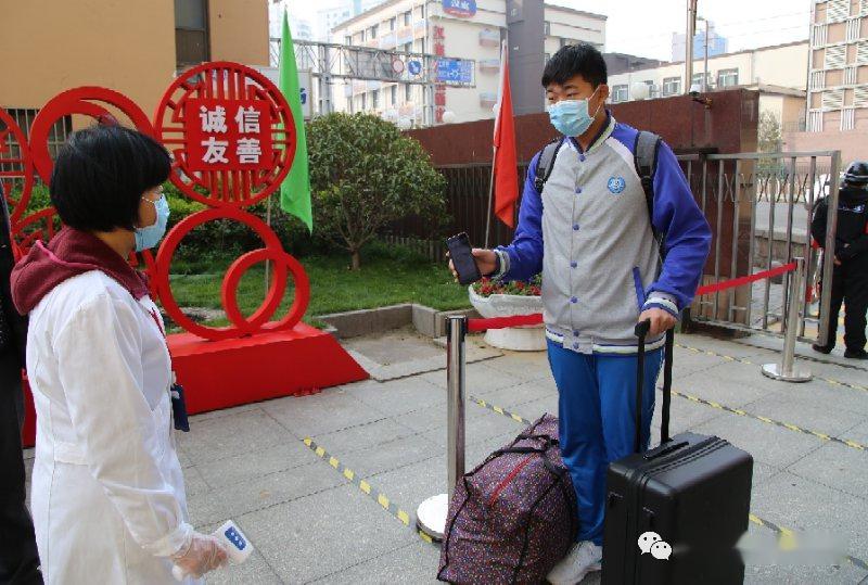「高中」老师帮运行李……大量美图视频直击开学现场！【汇动态】校长学生击肘