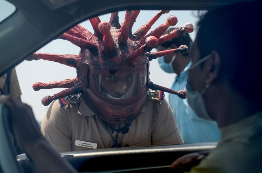 花式防疫来袭！忍住别笑：印度警察COS成新冠病