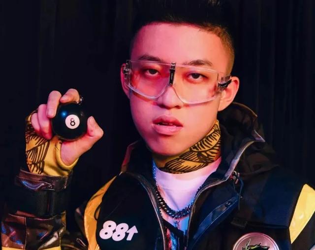 08 yoho早前,88-rising 的人气饶舌歌手 rich brian 在接受时尚媒体