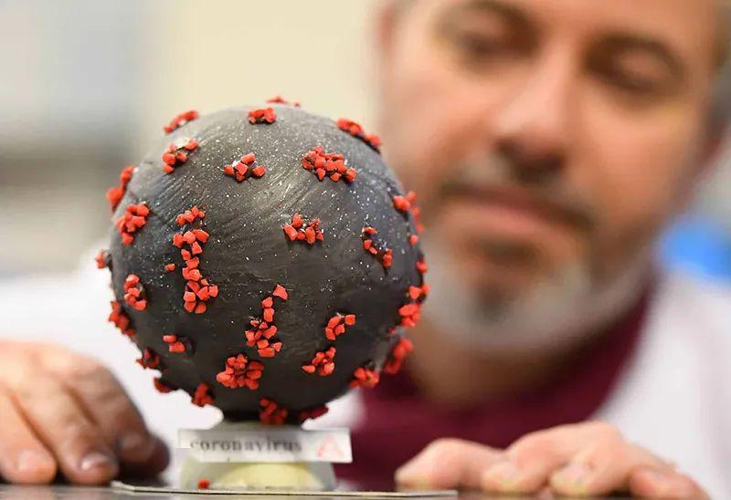 花式防疫来袭！忍住别笑：印度警察COS成新冠病