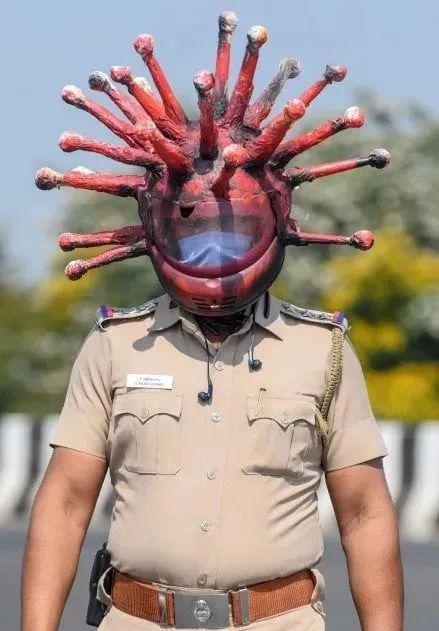 花式防疫来袭！忍住别笑：印度警察COS成新冠病