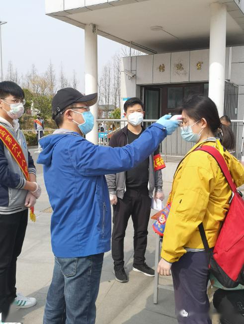 「高中」老师帮运行李……大量美图视频直击开学现场！【汇动态】校长学生击肘